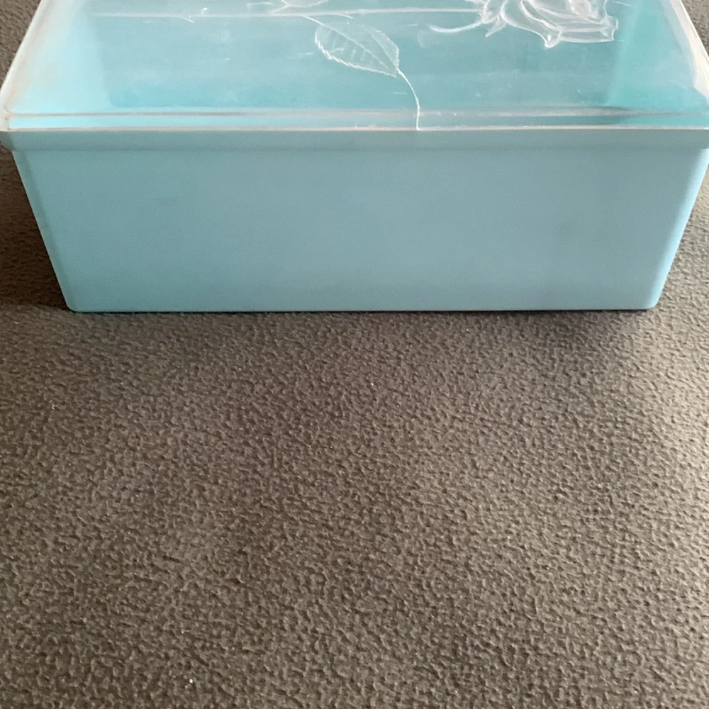 Vintage Wil-hold blue plastic container with lid. Approx 10” x 5” x 3 3/4”